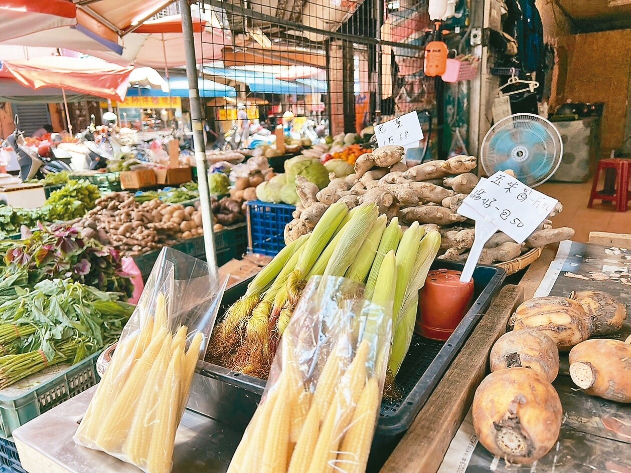 中秋節將近，但烤肉常用的蔬菜如茭白筍、玉米、玉米筍、青椒、四季豆等價格漲多跌少，就連香菇也跟著漲價，今年中秋烤肉要傷荷包了。記者陳雅玲／攝影 