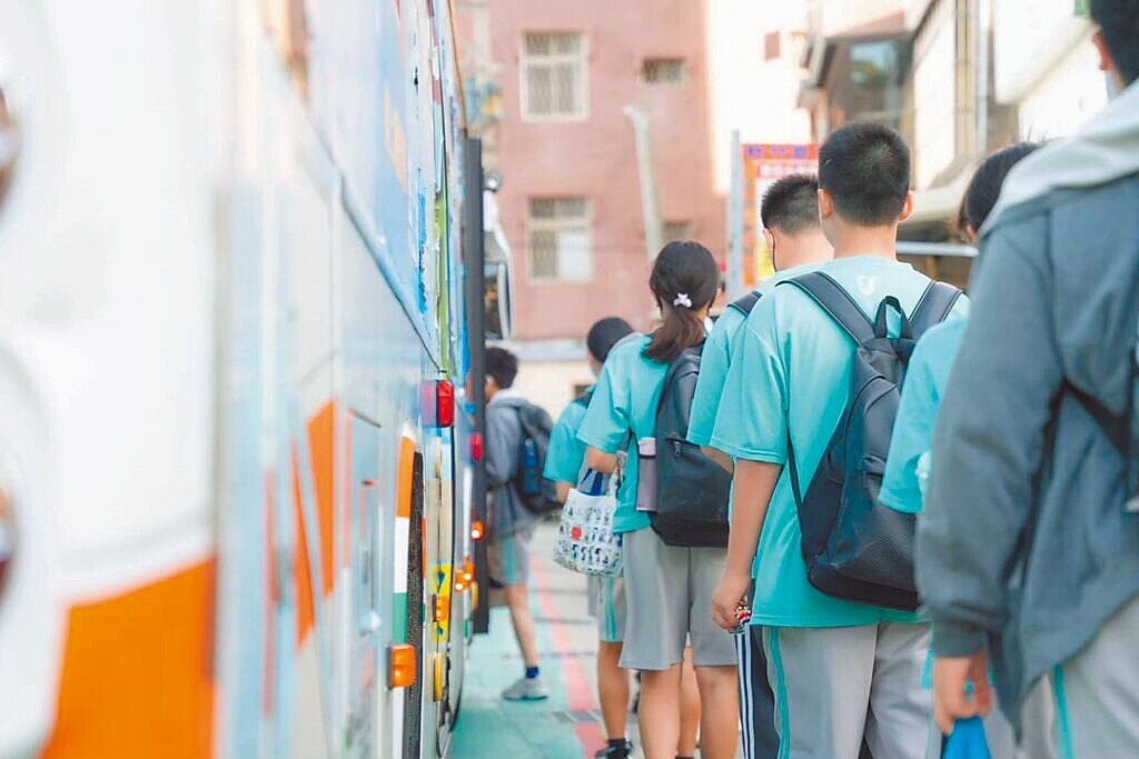 為讓學生安心通學,新竹市政府於今年7月初,啟動規畫南區安心通學專車,並在8月21日順利完成發包,預計於9月中旬正式上路。(新竹市政府提供/王惠慧新竹傳真)