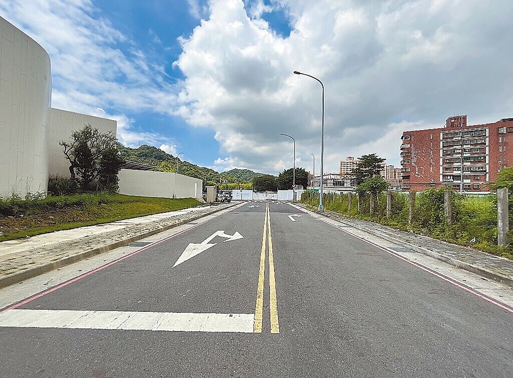 新北市政府為解決「頂福安居」社宅完工後,土城中央路4段交通量將無法負荷的問題,規畫於社宅基地南側開闢長380公尺、寬12公尺計畫道路。(新北工務局提供/賀培晏新北傳真)