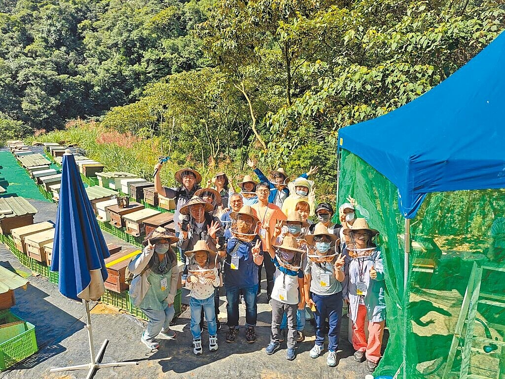 新北市平溪區紫東社區辦理養蜂生態導覽，學童們開心參與活動。（新北市農業局提供／王揚傑新北傳真）