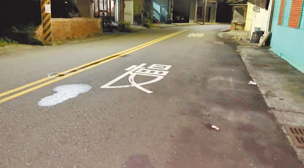 雲林縣莿桐鄉23日晚間發生兄弟因分配家產鬧出持刀刺傷事件,馬路上還有血跡。(民眾提供/周麗蘭雲林傳真)