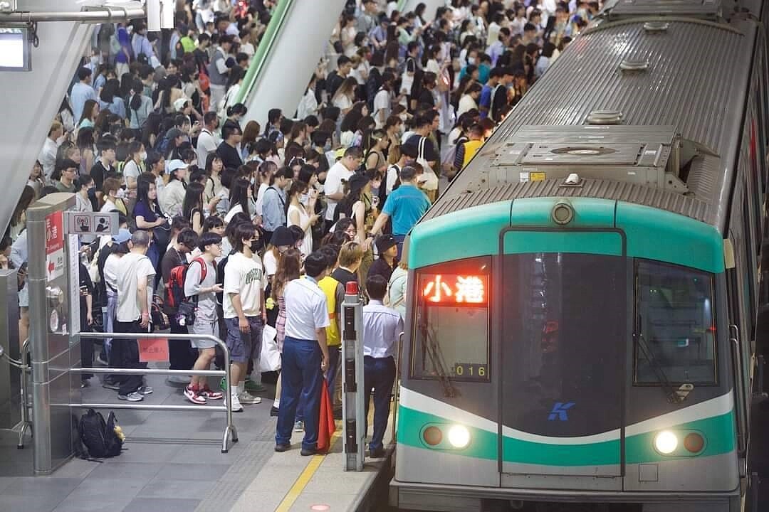 高雄演唱會場次多,去年約吸引139萬人次,散場時捷運站滿滿人潮。圖/高市府提供