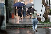2地午後大雨恐一路下到晚上　中颱珊珊路徑曝光「估下周襲日本」