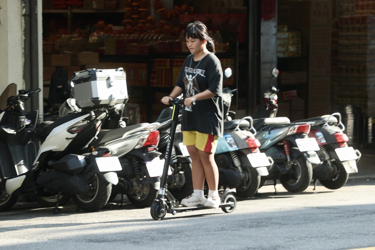 電動滑板車歸類為個人行動器具，禁行道路，開放使用的區域由地方政府自治納管，目前六都仍無明確法規規範，但路上常見電動滑板車亂衝的亂象。記者陳正興／攝影 