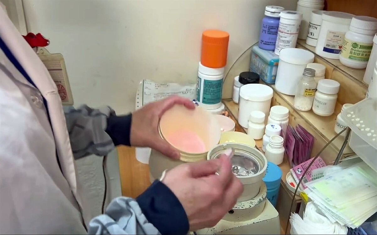 小兒科診所醫師施勝桓說明,小兒科處方箋因為有的藥品必須要磨粉等,一般社區藥局不太願意接。圖/醫師施勝桓提供