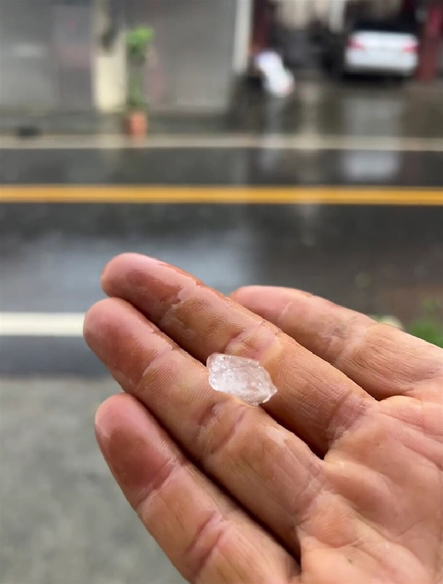 台中太平區24日下午下大雨還挾帶冰雹,網友驚奇拍影片上網分享,並說「我這裡也有冰塊」。圖/翻攝自記者爆料網
