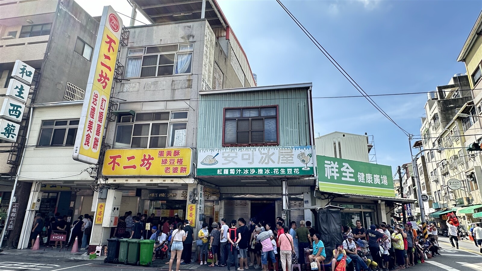 彰化排隊名店不二坊蛋黃酥，店方公告自明天起到9月13日店面停止販售，很多民眾昨天及今天前往排隊購買，隊伍長達400、500公尺。記者劉明岩／攝影 