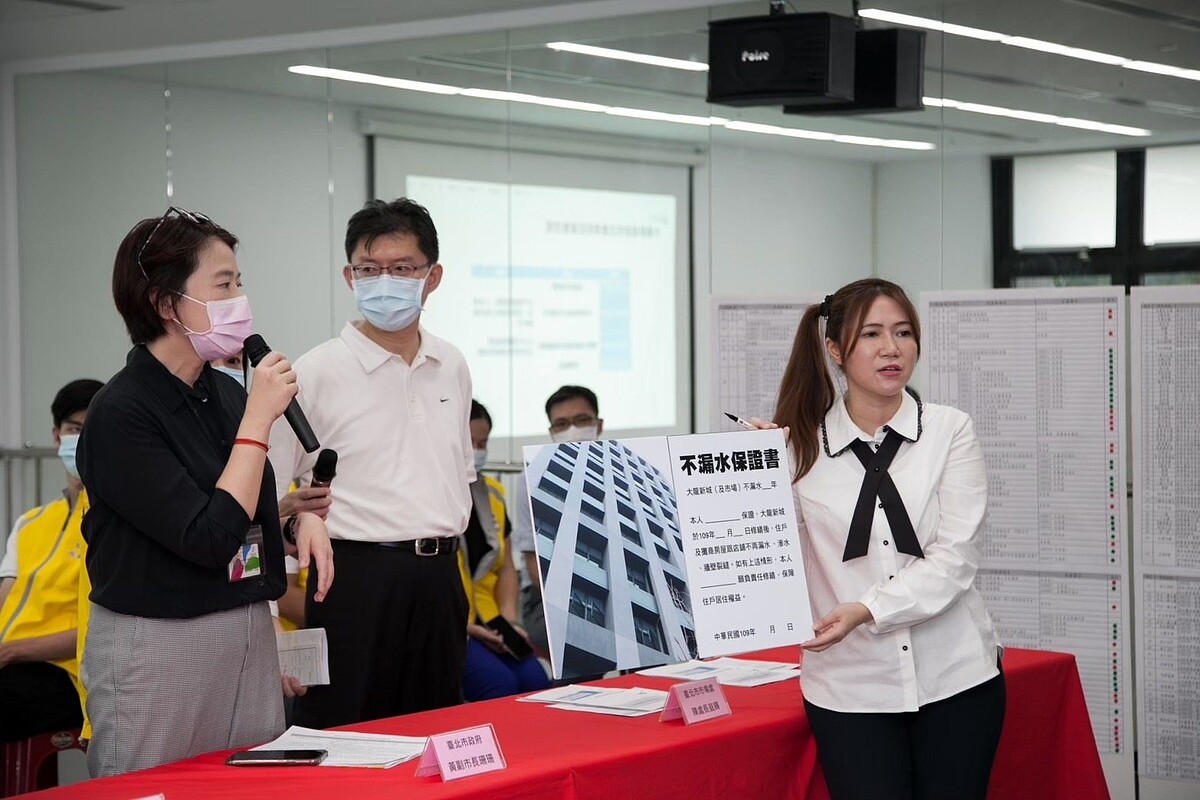 議員陳怡君說，大龍新城完工入住後，住戶陳情多項工程瑕疵。圖／台北市議員陳怡君提供