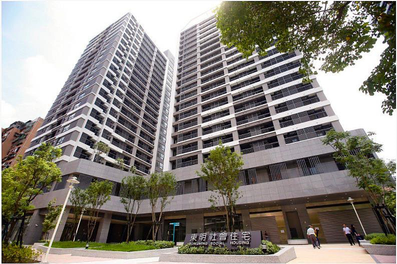 北市府在111年推動「社宅青銀換居計畫」,但上路3年來,卻僅有11戶入住,都發局直言,當初計畫試辦主要以一戶型為主,發現多數長者希望有家庭照顧者陪伴入住,目前也新增東明社宅,採多元房型資源釋出方式,而有初步成果。圖/聯合報系資料照