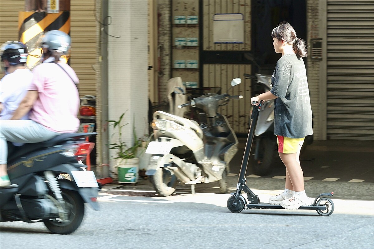 電動滑板車依法不能在道路上使用，但高市去年七月至今取締卅六件違規，民代認為，國外都將電動滑板車視為綠能運具，台灣卻要地方政府自治納管，沒有統一規範。記者陳正興／攝影