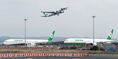 進入暑假旅遊和秋天返校旺季,帶動長榮航、華航客運營收成長。圖∕本報資料照片