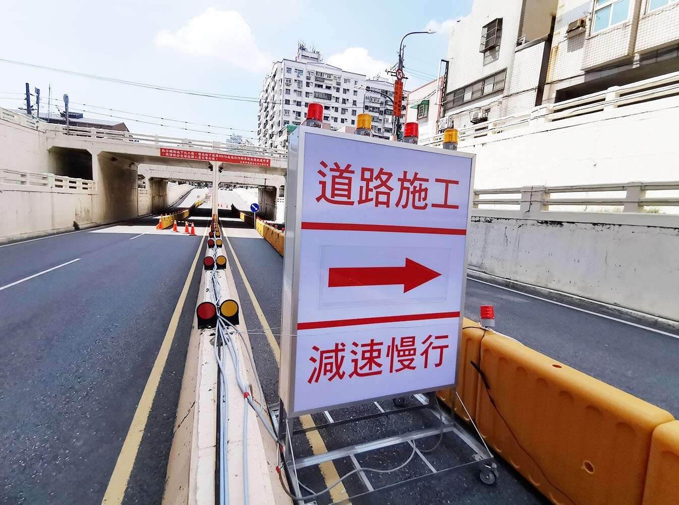 平鎮區環南路地下道封閉雙向內側快車道各1車道，帶來平鎮台鐵地下化第一個交通黑暗期。記者曾增勳／攝影 