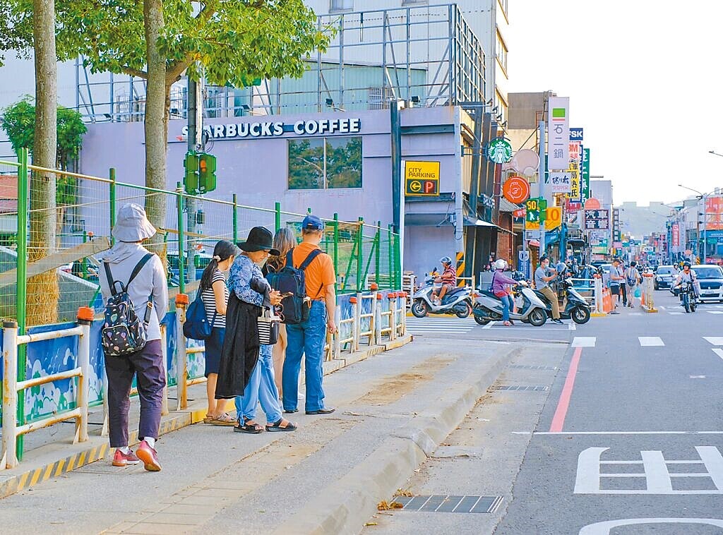 桃園市交通局決議將於龍潭運動公園北龍路公車站規畫長廊式候車亭，當短期國道客運轉運站停靠接駁。圖／徐玉樹提供