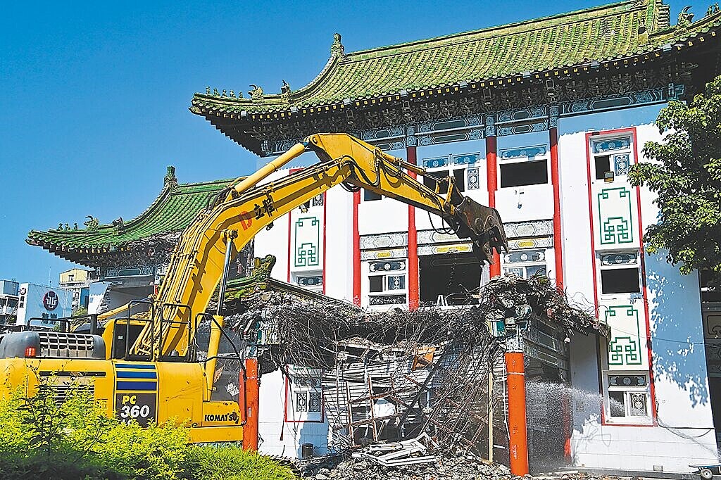 台北市立第一殯儀館已營運近60年，6月24日開始拆除，接著會曬地，先做臨時停車場和公園綠地。圖／台北市民政局提供