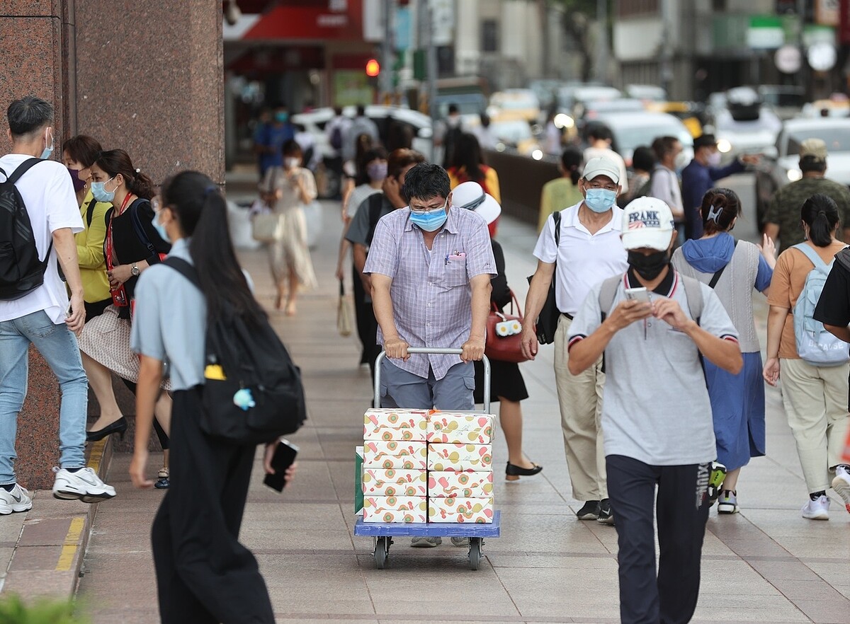 基本工資這幾年不斷調漲,但全台勞工仍難逃低薪魔咒,只感覺錢真的越來越薄。圖/聯合報系資料照片