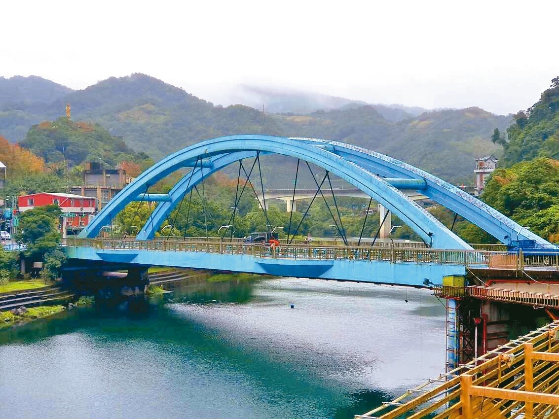 新北坪林區拱橋未來將與坪林舊橋、坪林新橋串連，打造三橋串連的水岸觀光廊帶。本報資料照片 