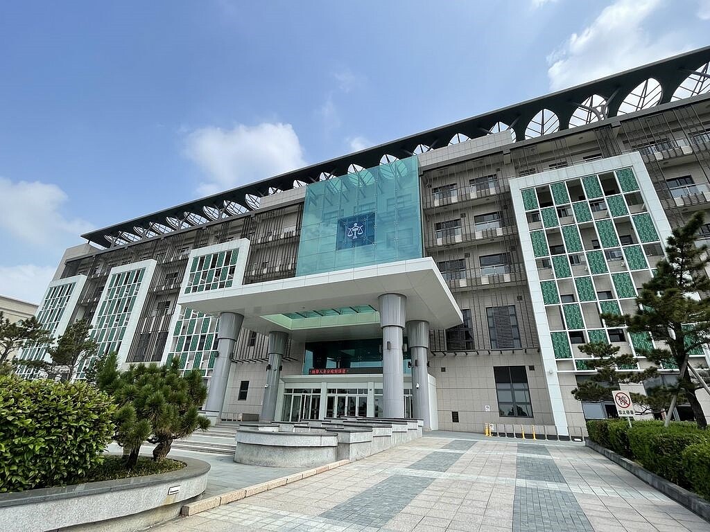 新竹市某建設公司彭姓負責人為了出售1樓店面,竟發包請不知情的廠商2次施工,在逃生通道裝設鐵捲門,阻礙建物2樓至5樓住戶逃生,最終遭判刑5月。圖/聯合報系資料照