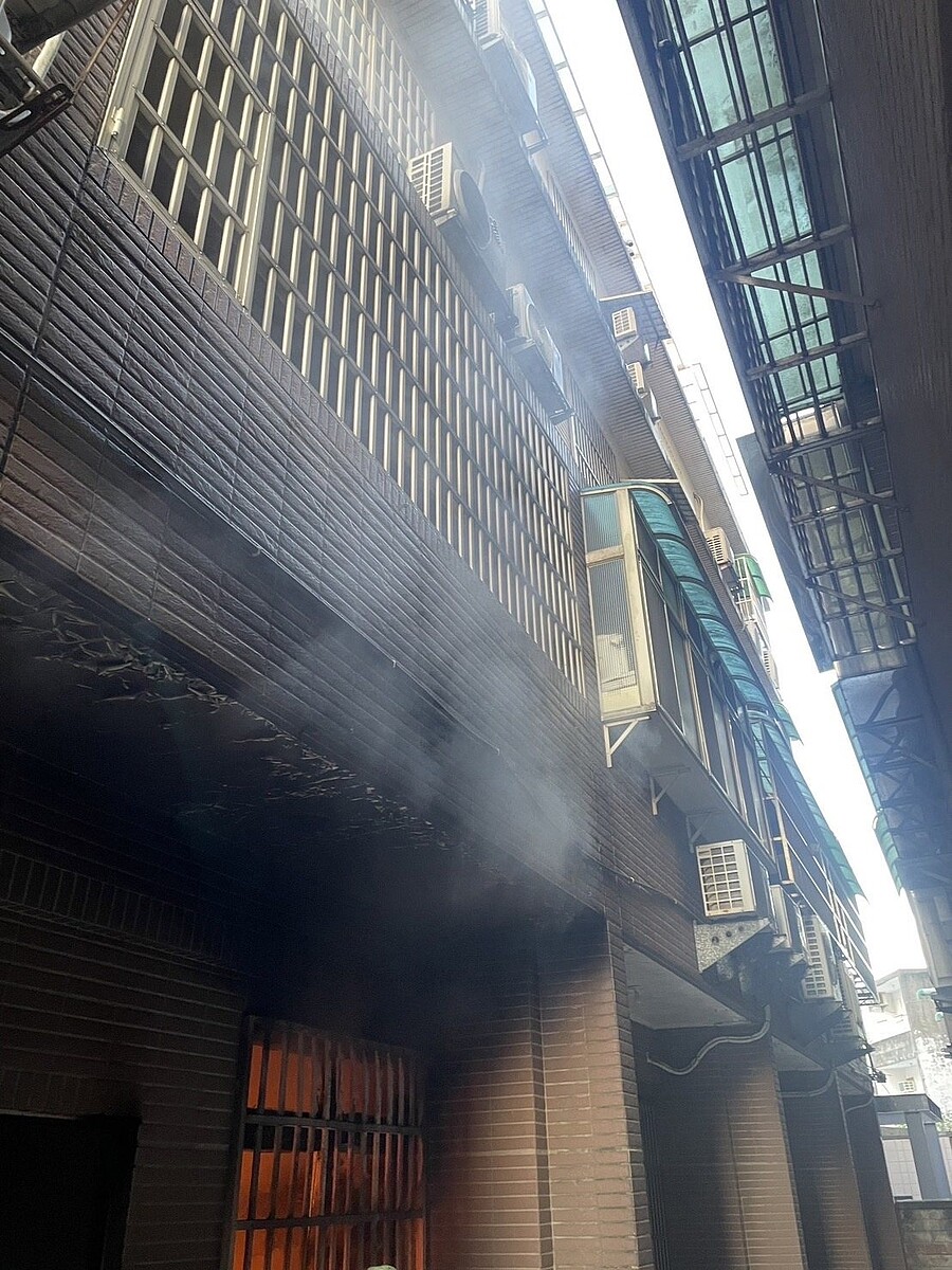 龍潭區透天別墅社區一棟住25日清晨宅突然失火,大火1樓客廳竄燒,警消救援,屋主一家6人驚險逃生。圖/消防局提供