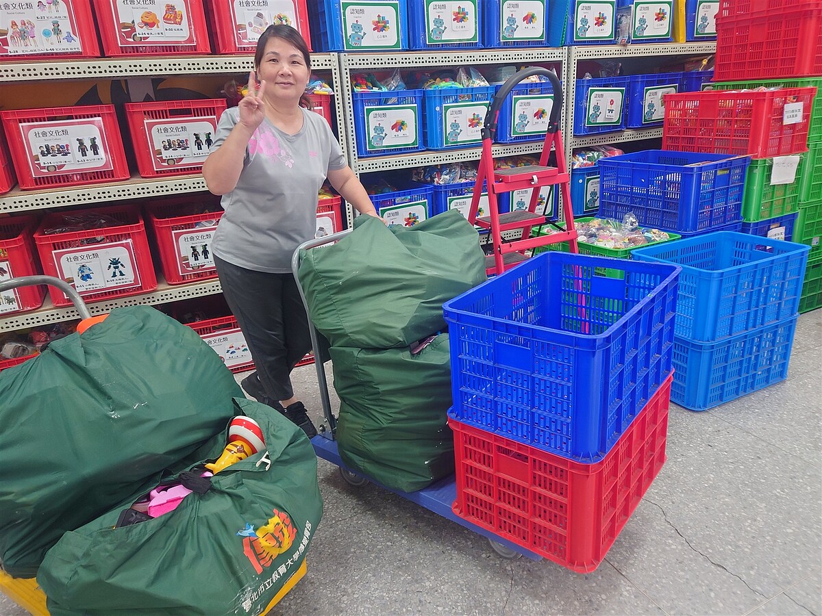 桃園市環保局與台灣玩具圖書館協會合作成立「玩具盒子修惜站」,以便宜價格出租二手玩具,即使玩壞也不用擔心。圖/桃園市環保局提供