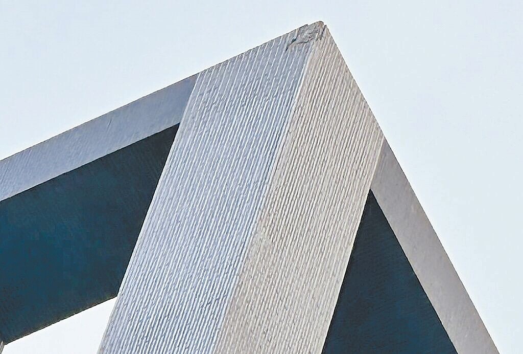 大龍新城2020年入住後問題不斷,大樓外牆因雷擊出現2處缺角,令人質疑避雷針設計不良。圖/台北市議員陳怡君研究室提供