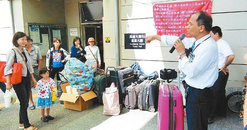 台鐵各大車站定期辦理遺失物拍賣會。圖為台鐵高雄站拍賣會場景。圖/台鐵提供