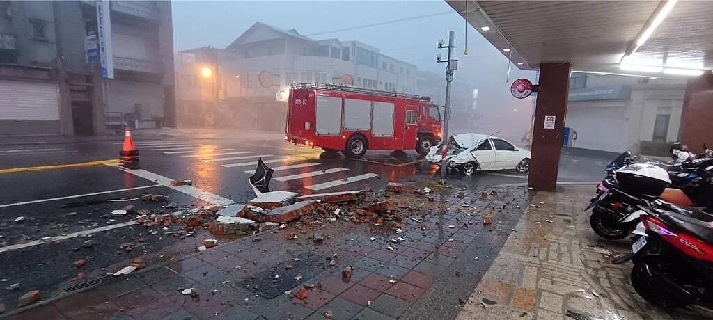 花蓮馬姓一家三口上個月颱風天外出買東西,卻遭公寓頂樓掉落的違建圍牆砸中,妻死兒命危,馬男也受輕傷。經過半個月救治後,7歲馬小弟弟終於從加護病房轉往普通病房,還需要休養復健。圖/資料照
