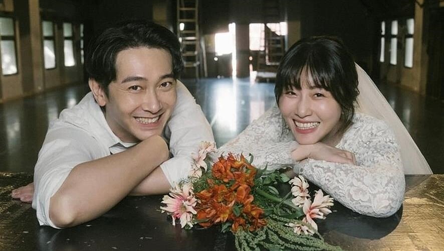 施名帥(左)在42歲生日當天,宣布與交往7年朱芷瑩結婚喜訊。(圖/摘自臉書)