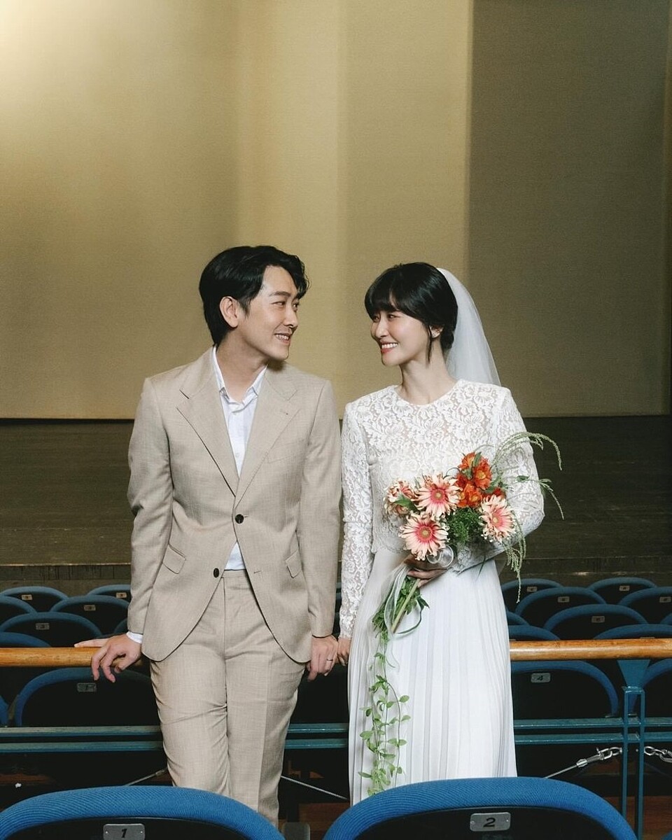 施名帥(左)、朱芷瑩交往7 年曬出婚紗照宣布結婚。(圖/摘自臉書)