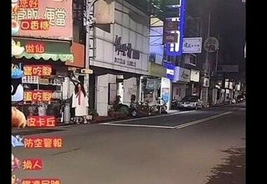 彰化縣張姓直播主扮鬼(圖左的街角)直播衝流量,被警方依法究辦,民俗專家更批評鬼月「裝鬼弄人」,會惹禍上身。圖/轉載自爆料公社二社