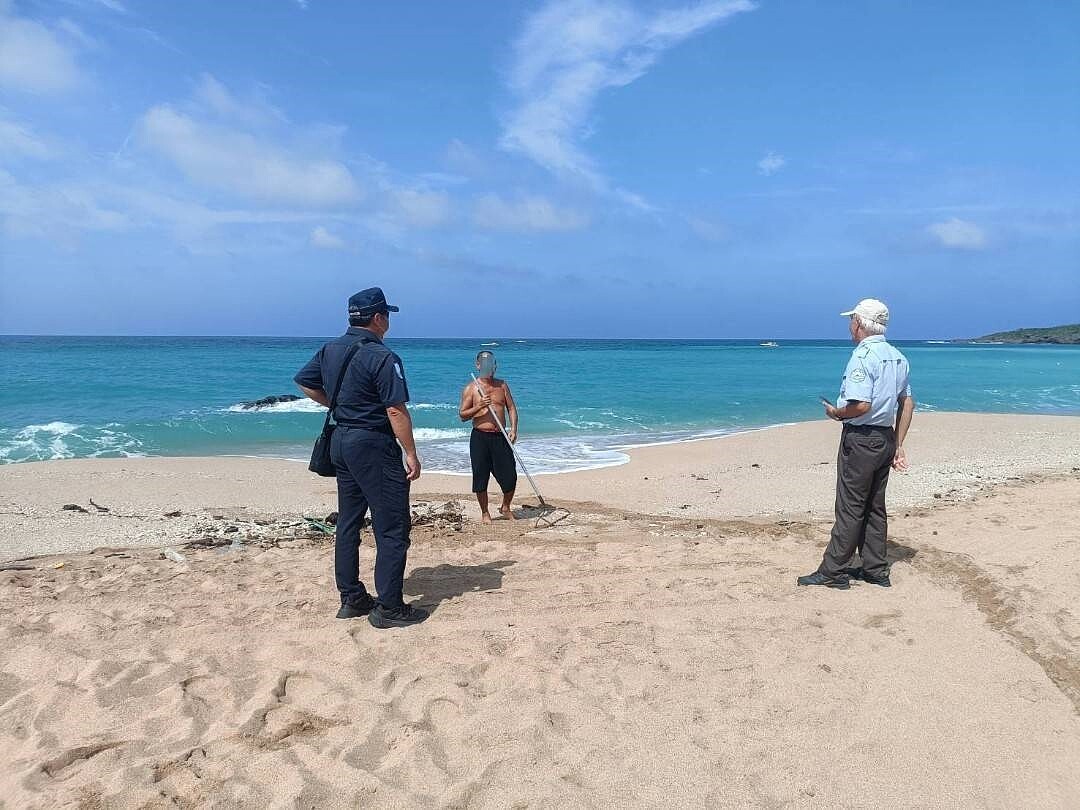 墾丁國家公園管理處22日表示,先前有民眾反映墾丁業者以陽傘佔用沙灘,獲報後已與保七總隊第八大隊共同針對轄區沙灘全面巡查、勸導業者,目前現況已有改善,墾管處也將持續強化管理。(墾管處提供)