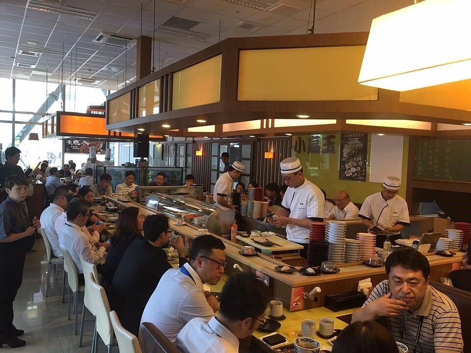 高樂餐飲店內同時設有鐵板燒區、小高玉迴轉壽司區。圖/擷取自高樂小高玉 經貿店粉絲頁