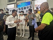 緊鄰屋簷！光電入侵嘉義大埔茄苳村　村民抗議遞陳情書