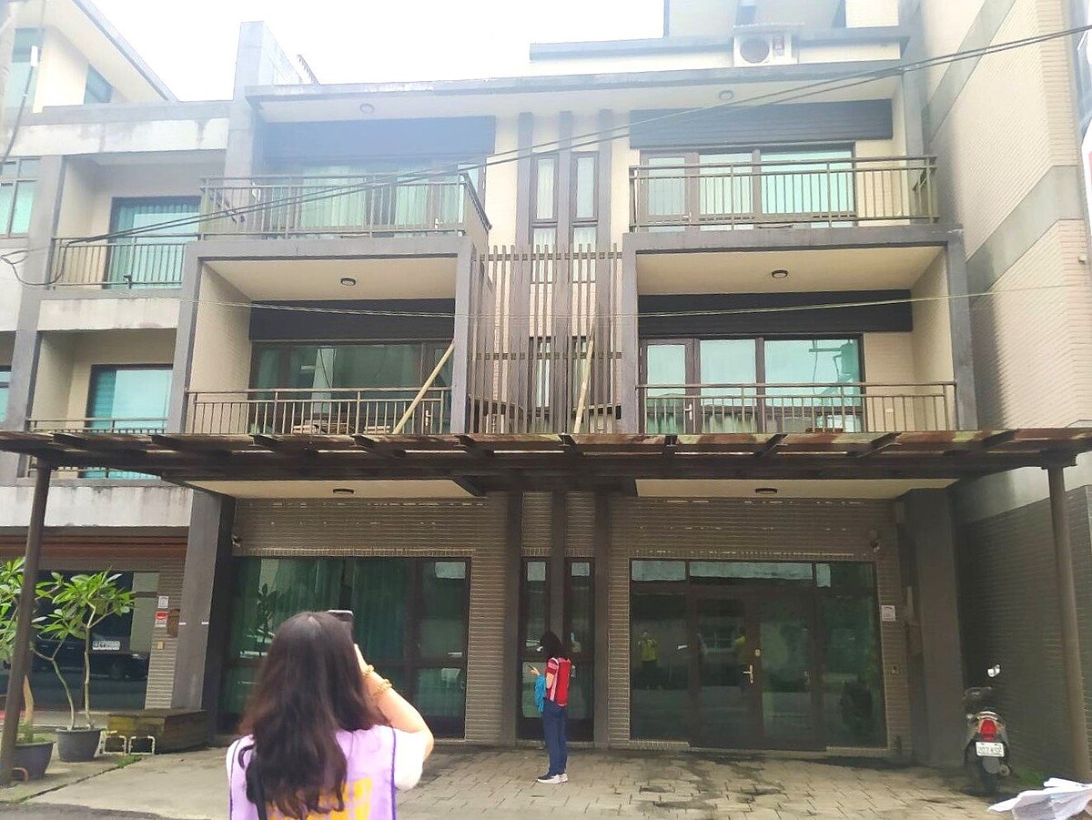 空屋鄰近龍潭湖風景區、環境清幽怡人,建築物連同內部所有設備,將以底價1986萬560元進行二拍。圖/行政執行署宜蘭分署提供