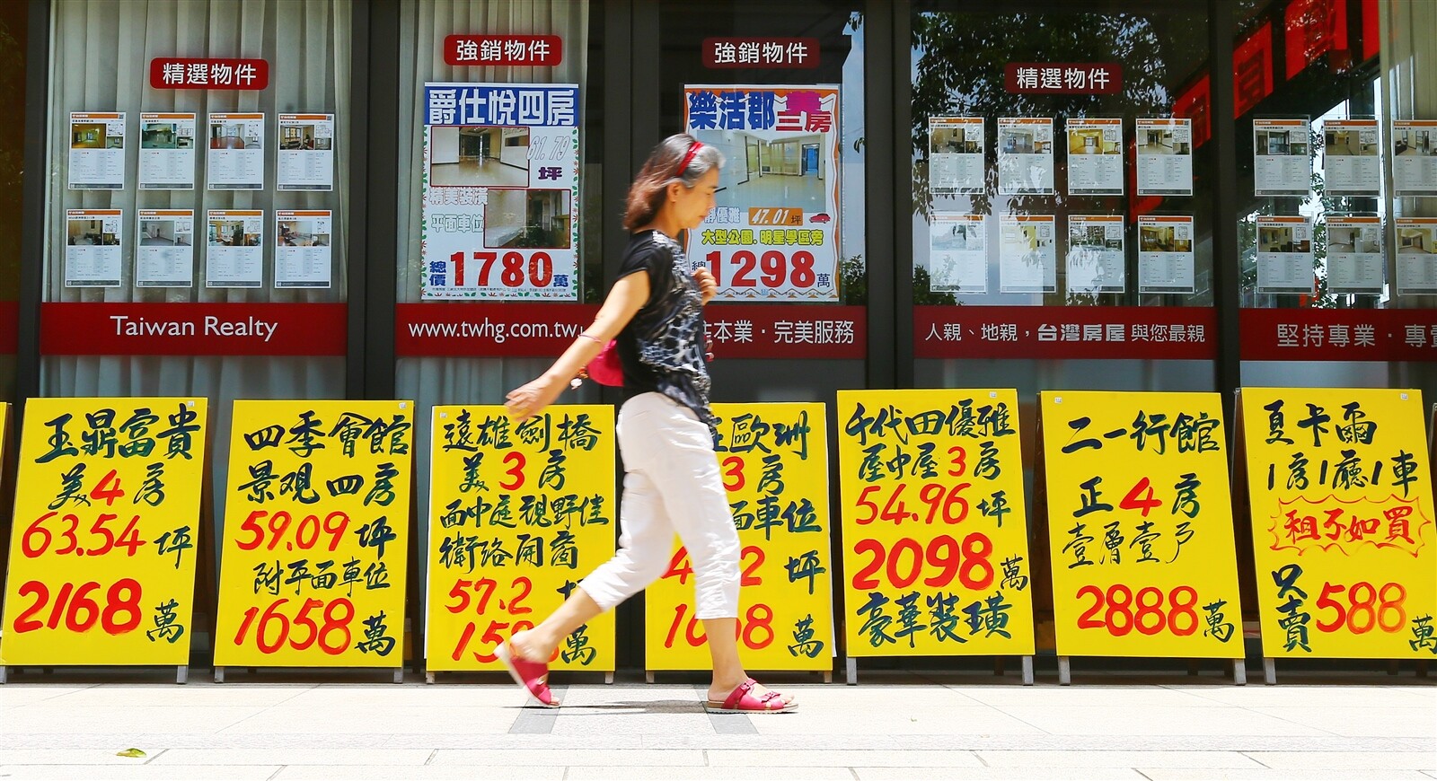 新青安帶動的房市熱潮持續，中央銀行昨公布，國銀房貸餘額七月暴增一一六五億元，連三月增加逾千億元，年增率百分之十點八二更創逾十八年新高。本報資料照片 