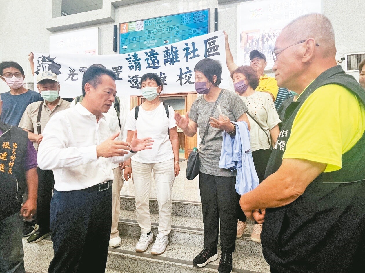 30多名村民昨到縣議會陳情，縣長翁章梁（前排左）接下陳情書。記者黃于凡／攝影 