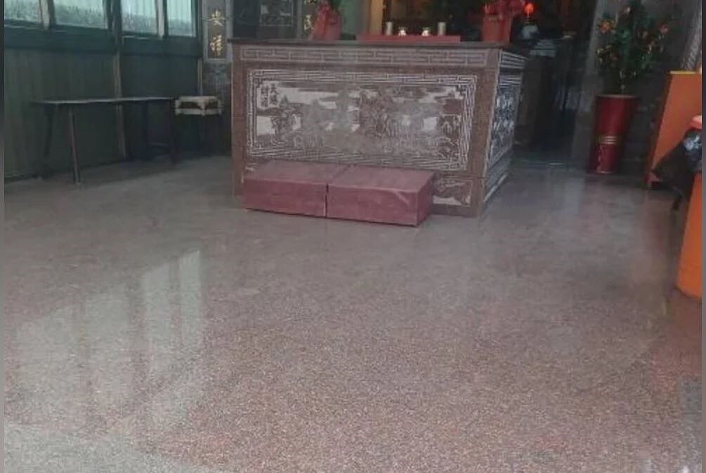 新屋永安、笨港里民1000多戶居民抱怨住家環境遭受空汙、落塵汙染,福德宮(見圖)也常一層粉塵汙染。圖/郭先彰提供