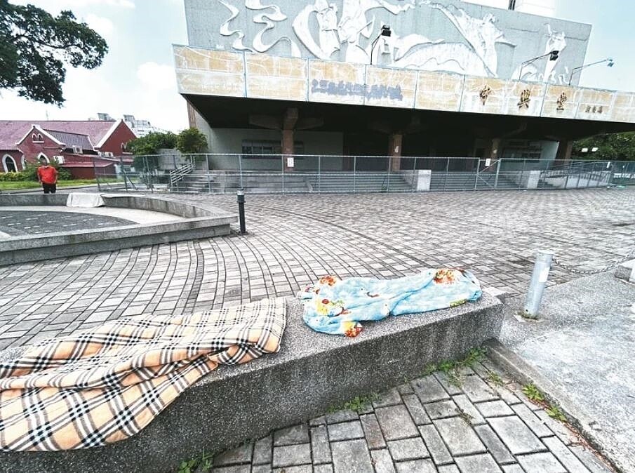台中首座演藝場館「中興堂」荒廢、閒置多年,今年4月設圍籬,但仍有街友進駐。圖/議員陳俞融提供