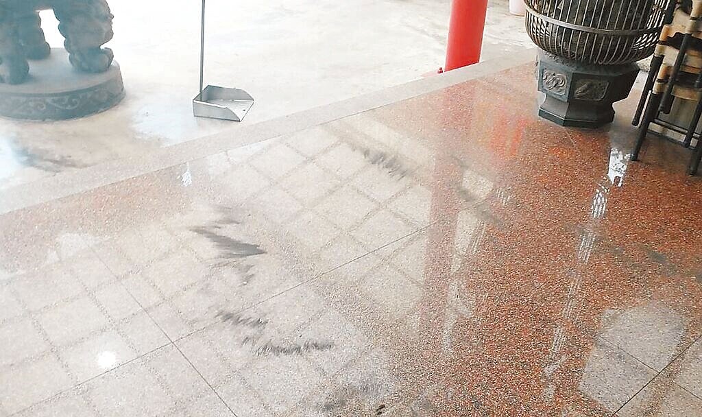 桃園市新屋區有永安工業區,多年來空氣汙染及落塵問題嚴重,永安里長郭先彰說,像是工業區旁的福德宮,地上常見黑色的落塵。(郭先彰提供)