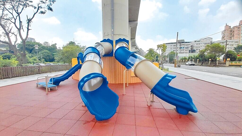 新北市鶯歌國華公園於今年6月啟用,由捷運局打造的全齡共融特色公園,日前卻發生婦人在公園內疑因遊具設計不良、跌倒造成尾椎骨裂,國民黨議員呂家愷日前邀集相關機關會勘。圖為示意圖。(新北鶯歌區公所提供)