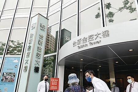 台新金27日法說會上總經理林維俊表示,不排除調整換股比例,會在適當時間做調整規劃,「未來是有可能的」,並提出五點聲明向金管會喊話。圖∕本報資料照片