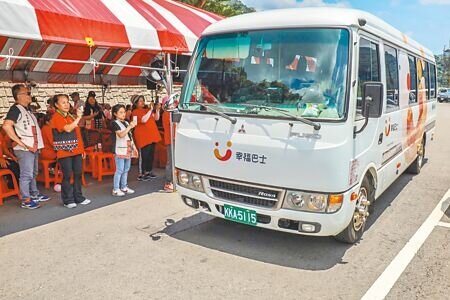 新竹縣已開通五峰等3鄉鎮幸福巴士,協助新埔鎮、芎林鄉、寶山鄉、峨眉鄉及湖口鄉行駛幸福巴士和幸福小黃,年底將通車,將可順利接軌竹客不續營的8條路線。(羅浚濱攝)