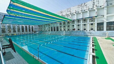 台南市立新營體育場游泳池是大新營區唯一的泳池,多項設施老舊不堪,經常遭民眾詬病。(張毓翎攝)