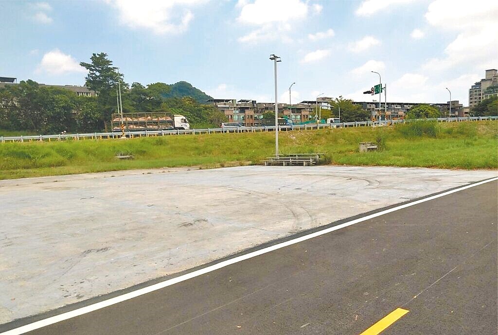 新北市樹林河濱公園露營區2023年9月結束營運,高灘處初步構想將1.25公頃的露營區打造多功能兒童練習場及遊戲場,整體規畫方案預計2024年10月底前核定。(新北市高灘處提供)