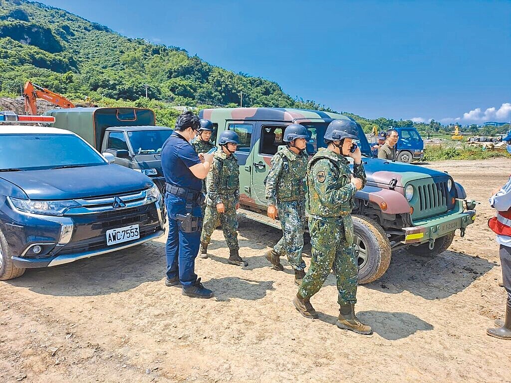 高雄煉油廠26日發現未爆彈殘體，圖為軍方獲報後到場處理。（高市工務局提供）