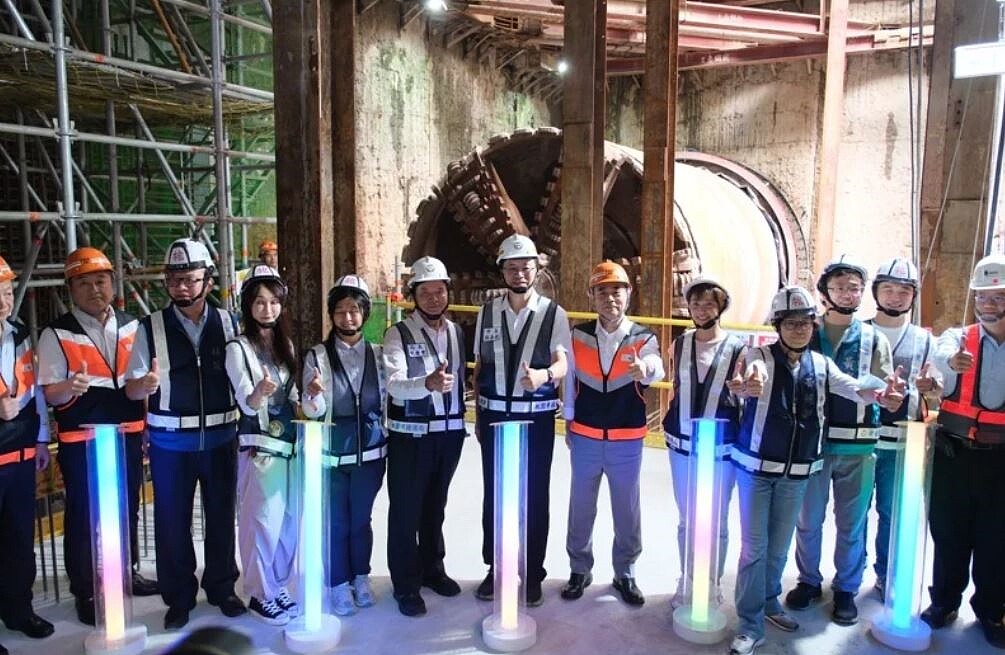 桃園捷運綠線拚北段7個站2026年通車,桃園市長張善政日前視察,宣布桃園區地下段的傳統圓隧道全數貫通。記者朱冠諭/攝影