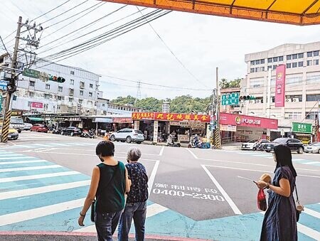 
基隆市政府即日起在暖暖區暖暖街、東勢街口設置行人專用時相，減少人車衝突，讓民眾可以更安全過馬路。（張志康攝）
