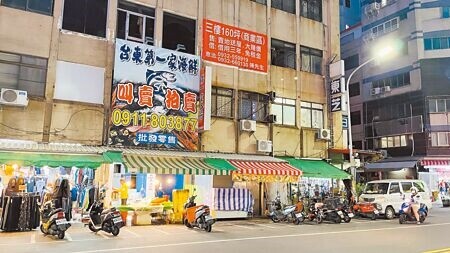 
台東市吉祥大樓內部屋況差，1樓以上空間長期閒置，3樓屋主陳義山高掛廣告布條「賣地送屋大賤價，借用三年免租金」，吸引租客、買家。（蕭嘉蕙攝）
