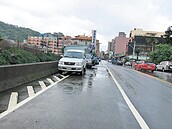 三峽中園橋違停嚴重　行人只能走車道