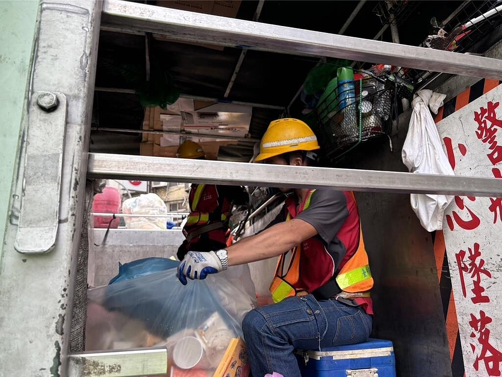 台中市垃圾量逐年增加,市議員劉士州28日在議會臨時會批評,環保局3年來推動垃圾減量,但愈減愈多。圖/台中市府提供、陳淑娥台中傳真