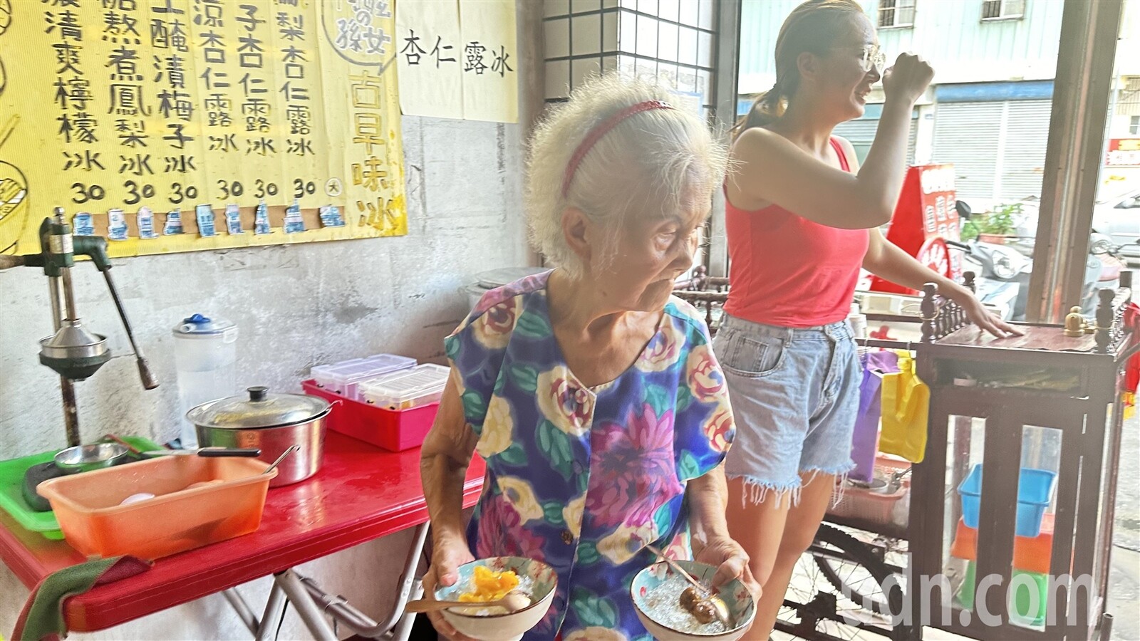 彰化市民生路「阿嬤的孫女古早味冰」開了將近50年，使用天然手工食材，很受歡迎卻傳出因88歲「阿嬤」年齡漸大，決定九月停業，讓很多人不捨。記者劉明岩／攝影 